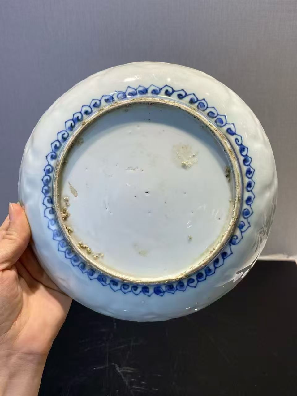 青花锦地纹暗刻石榴纹花口盘