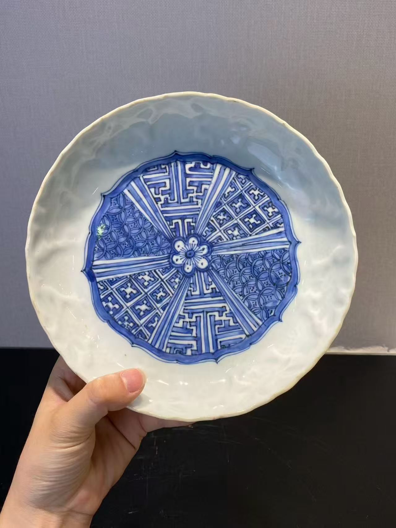 青花锦地纹暗刻石榴纹花口盘