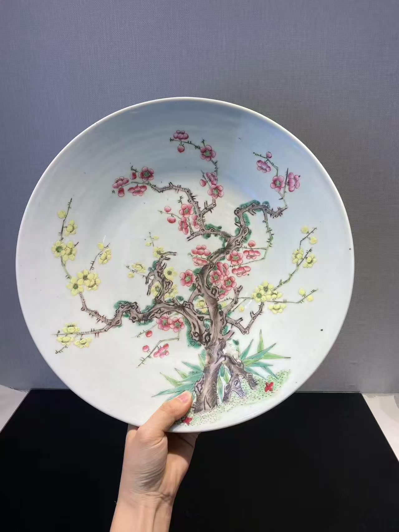 粉彩梅花纹大盘