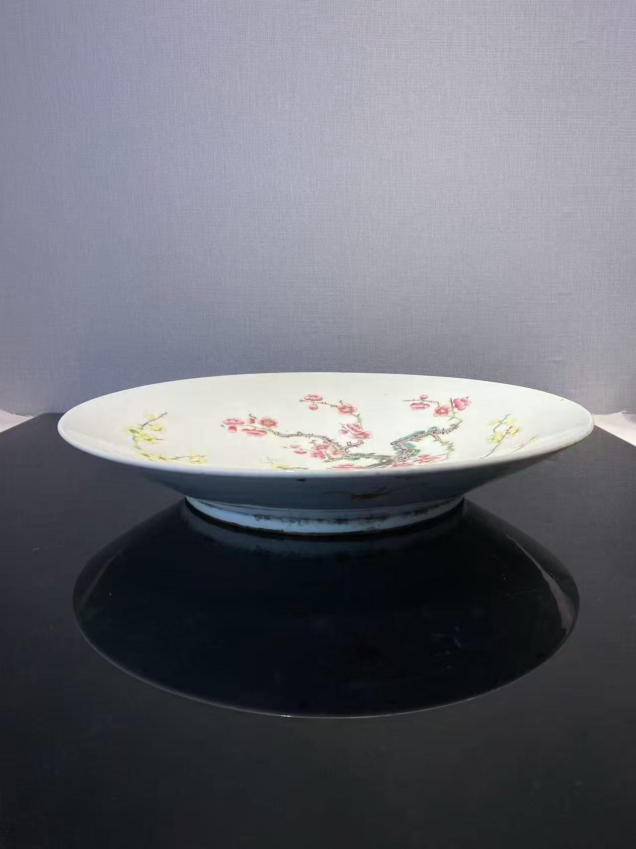 粉彩梅花纹大盘