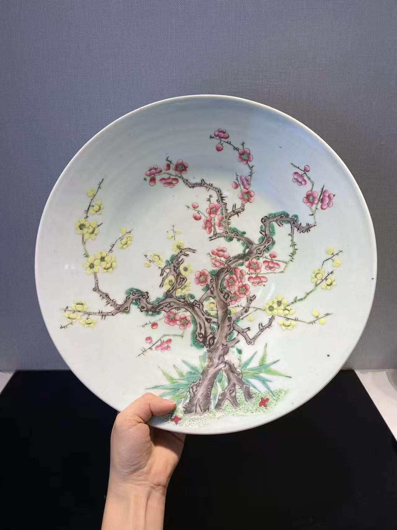 粉彩梅花纹大盘