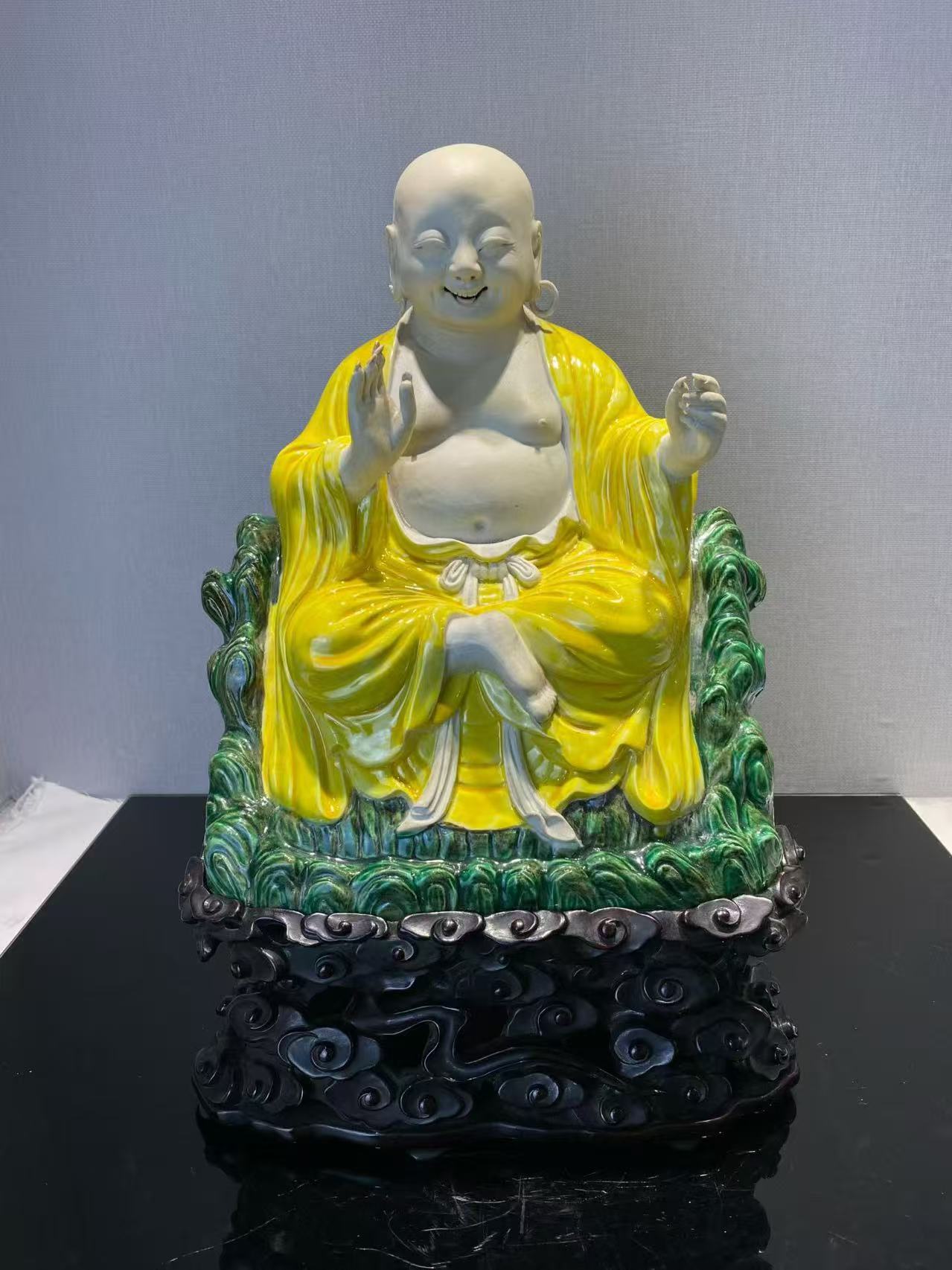 粉彩尼勒佛坐像（配木座）