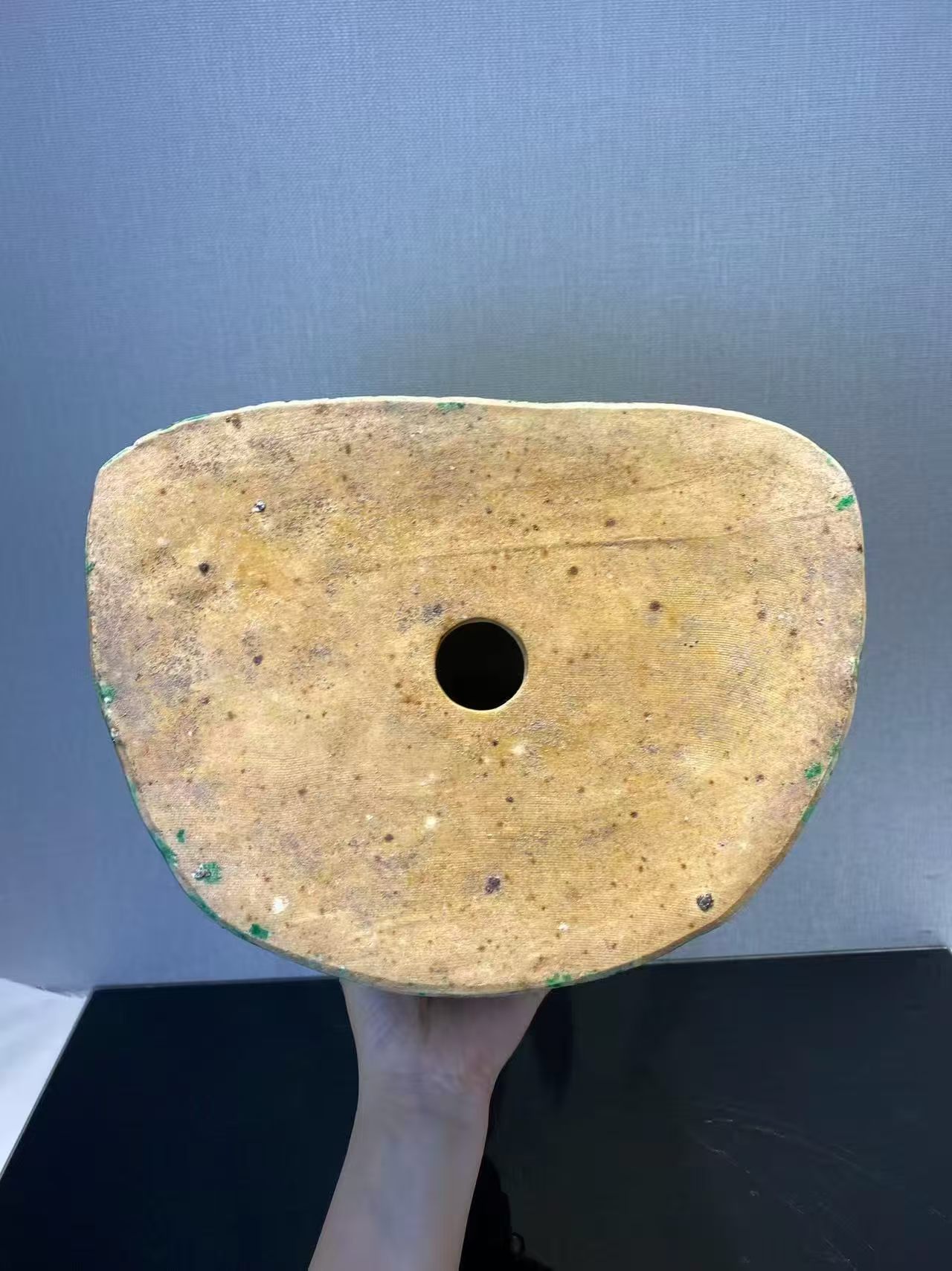 粉彩尼勒佛坐像（配木座）