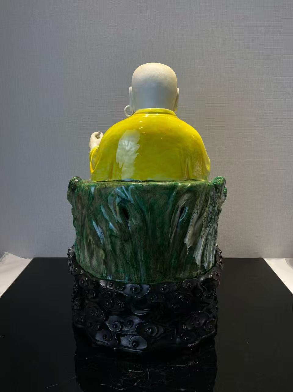 粉彩尼勒佛坐像（配木座）