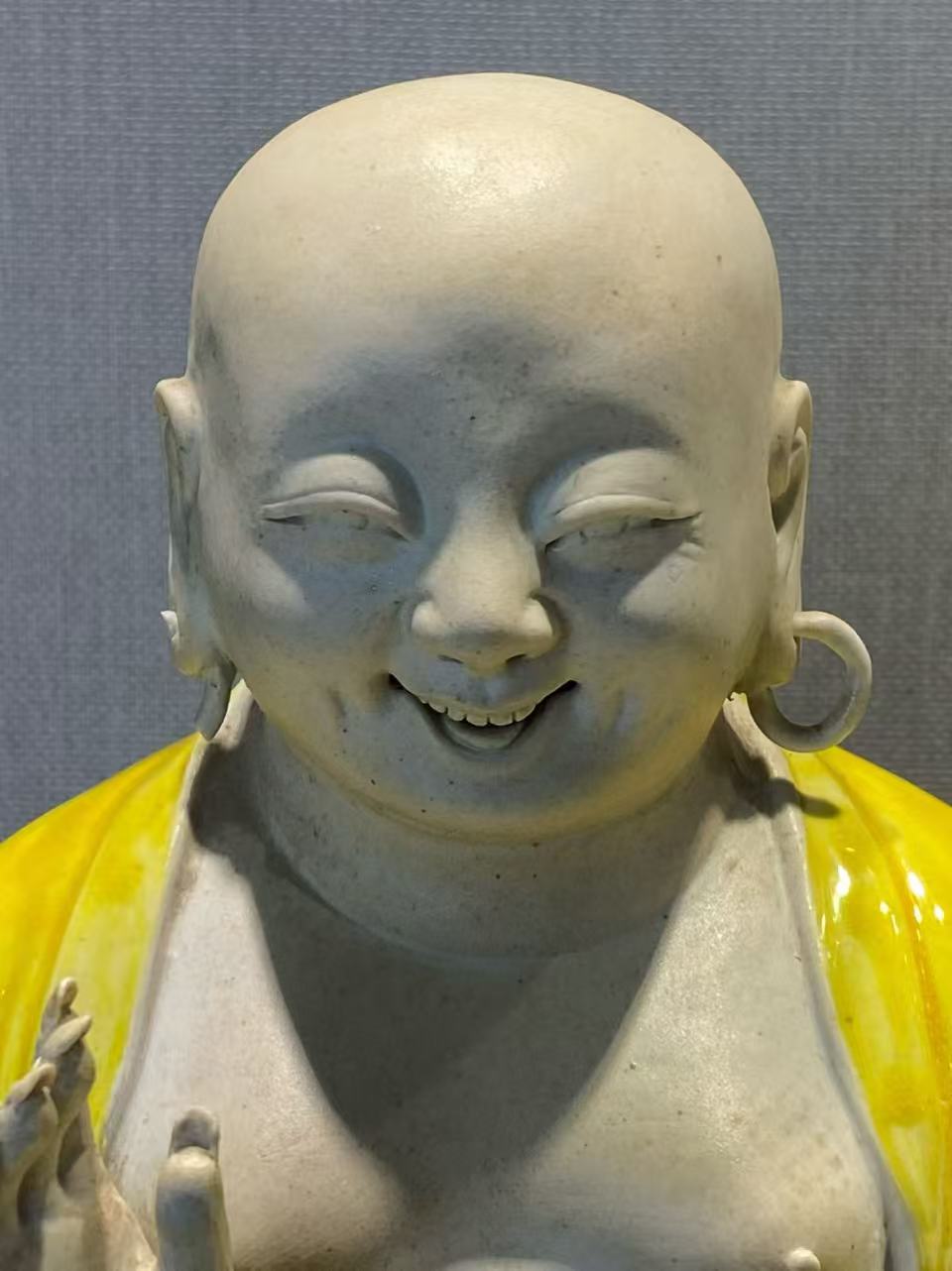 粉彩尼勒佛坐像（配木座）