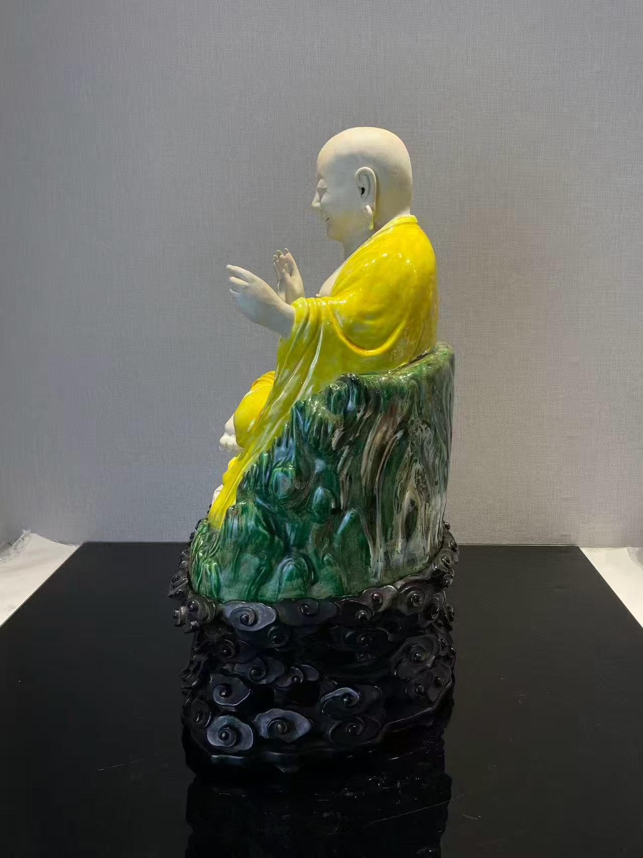 粉彩尼勒佛坐像（配木座）