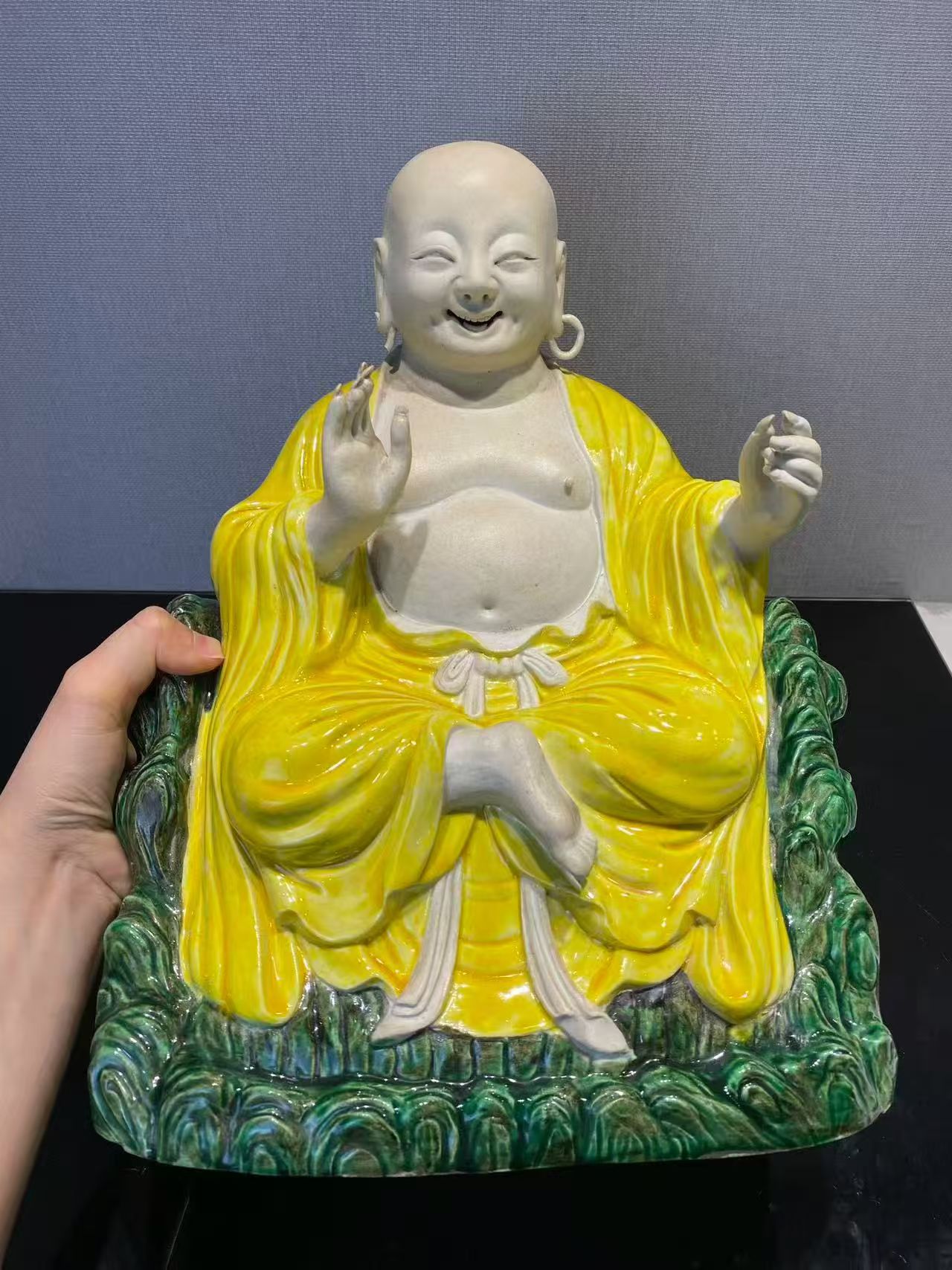 粉彩尼勒佛坐像（配木座）