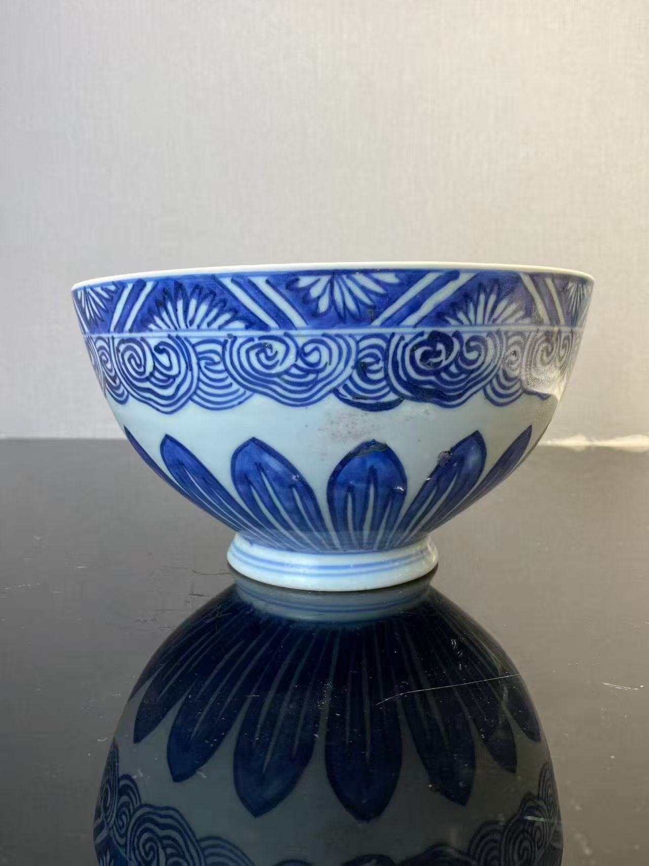 青花莲瓣纹鸡心碗