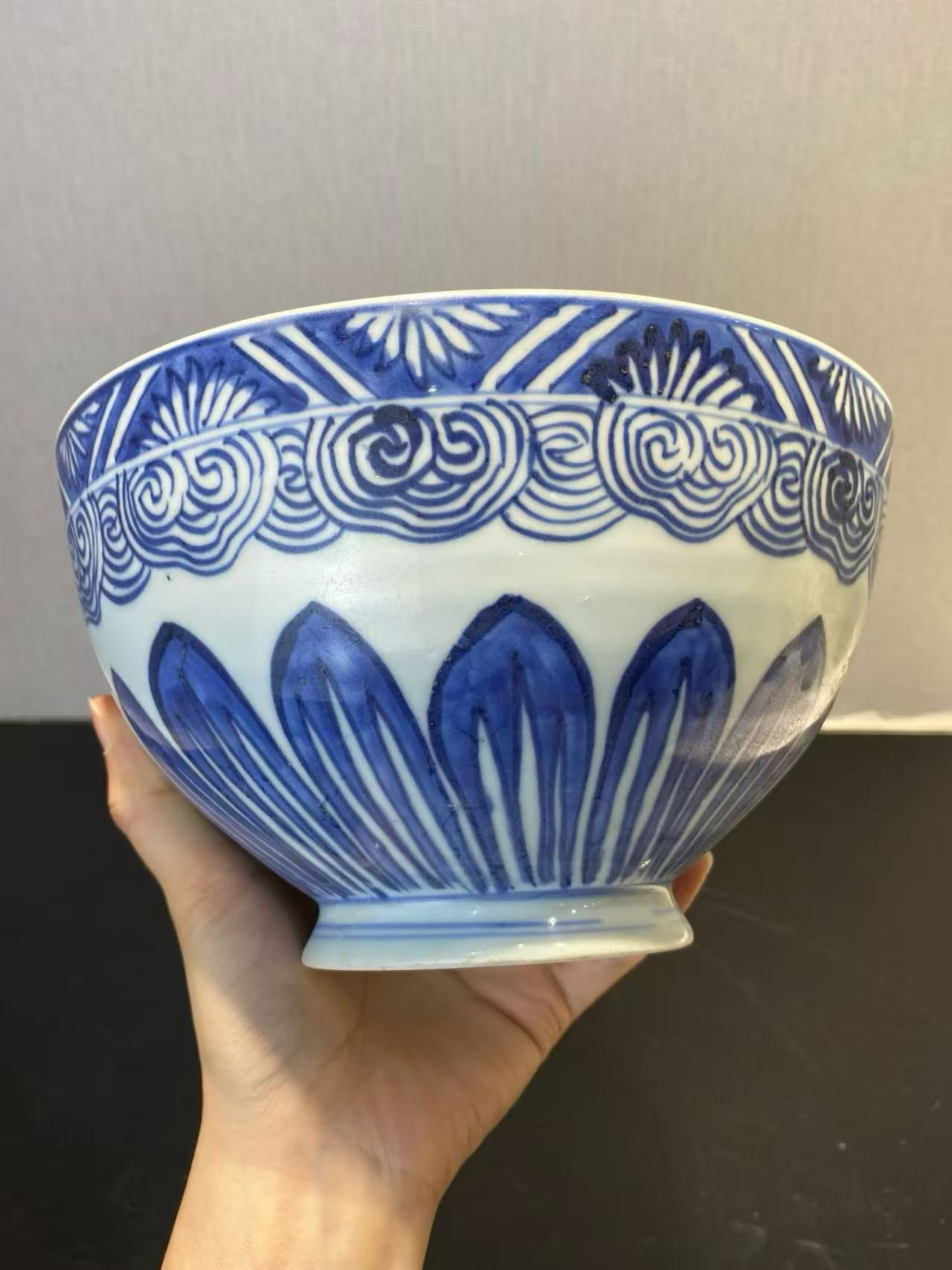 青花莲瓣纹鸡心碗