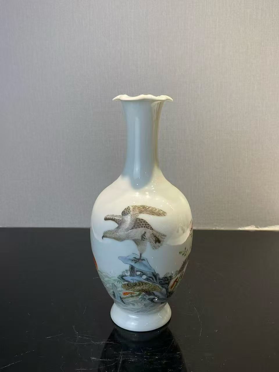 粉彩雄鹰旭日灵芝广口瓶（带原装盒子）款：洪宪年制蓝料款