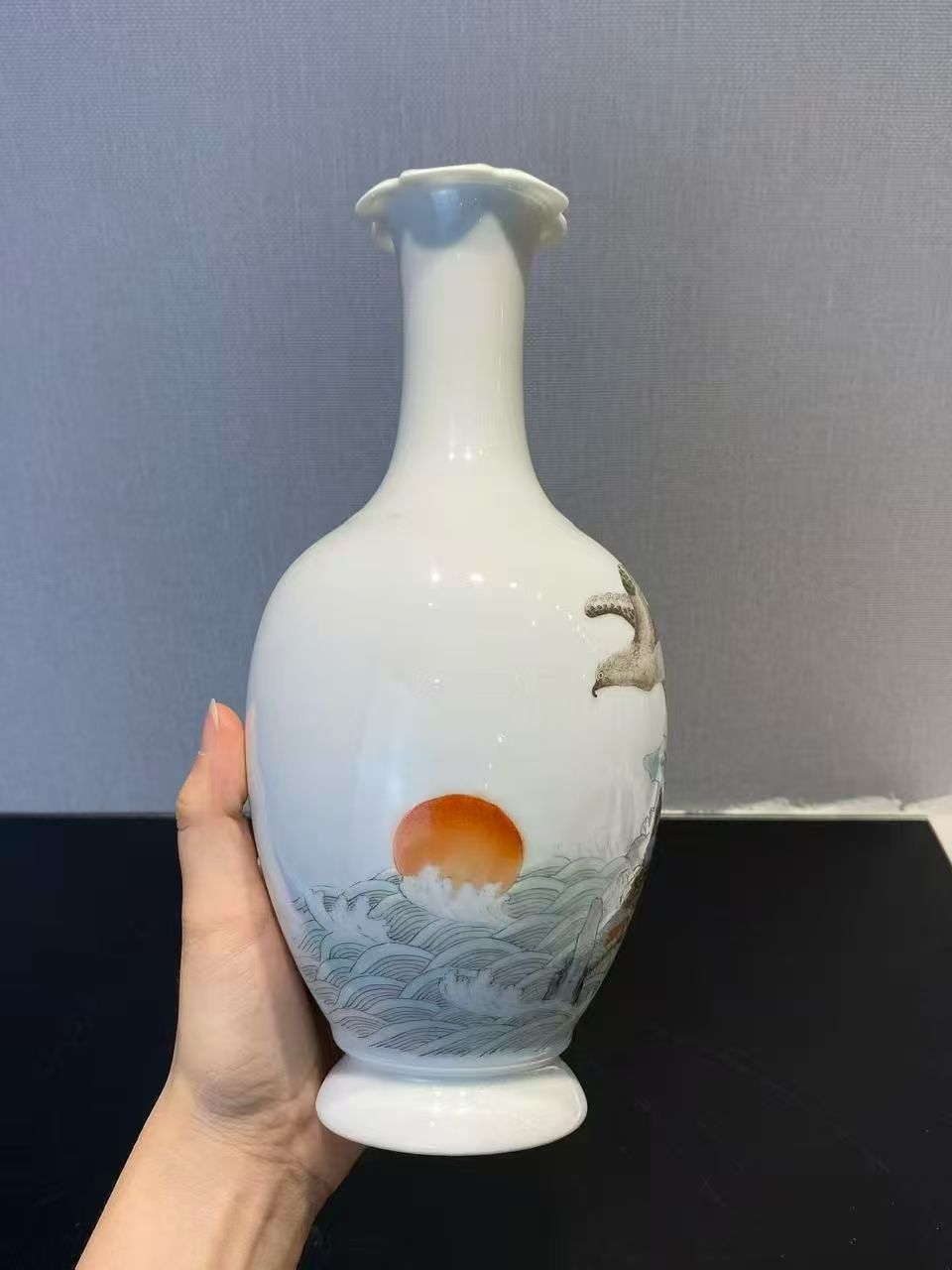 粉彩雄鹰旭日灵芝广口瓶（带原装盒子）款：洪宪年制蓝料款