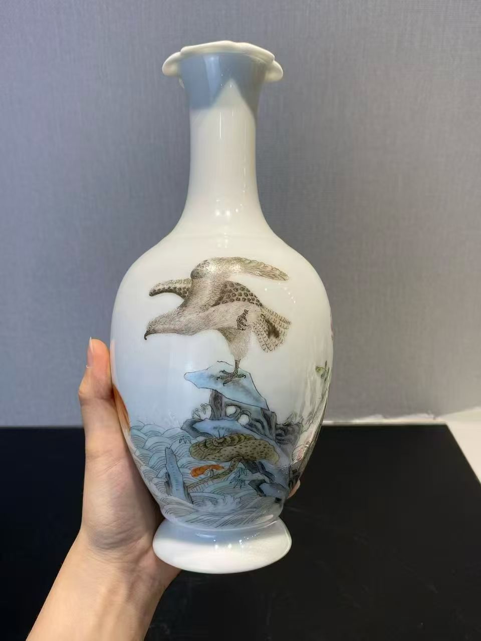 粉彩雄鹰旭日灵芝广口瓶（带原装盒子）款：洪宪年制蓝料款