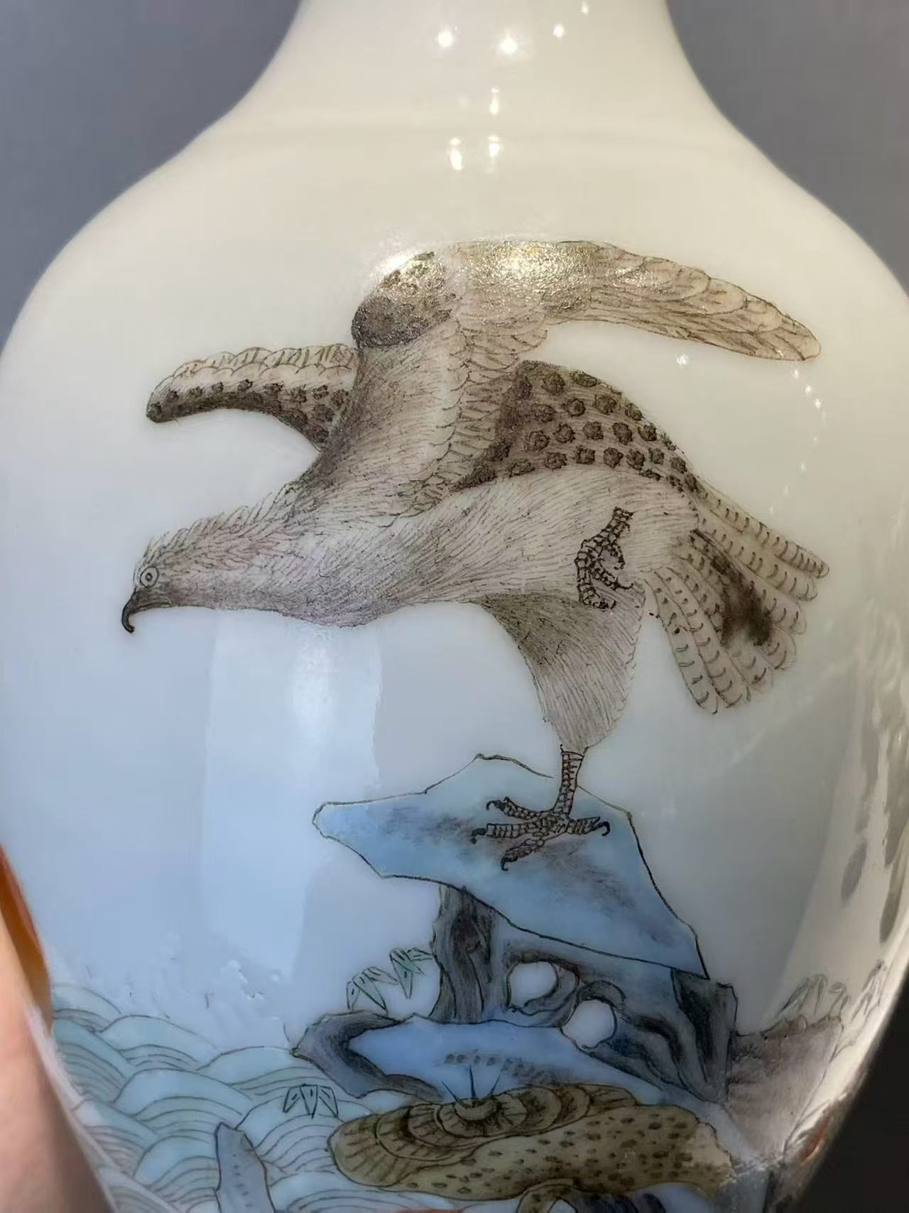 粉彩雄鹰旭日灵芝广口瓶（带原装盒子）款：洪宪年制蓝料款