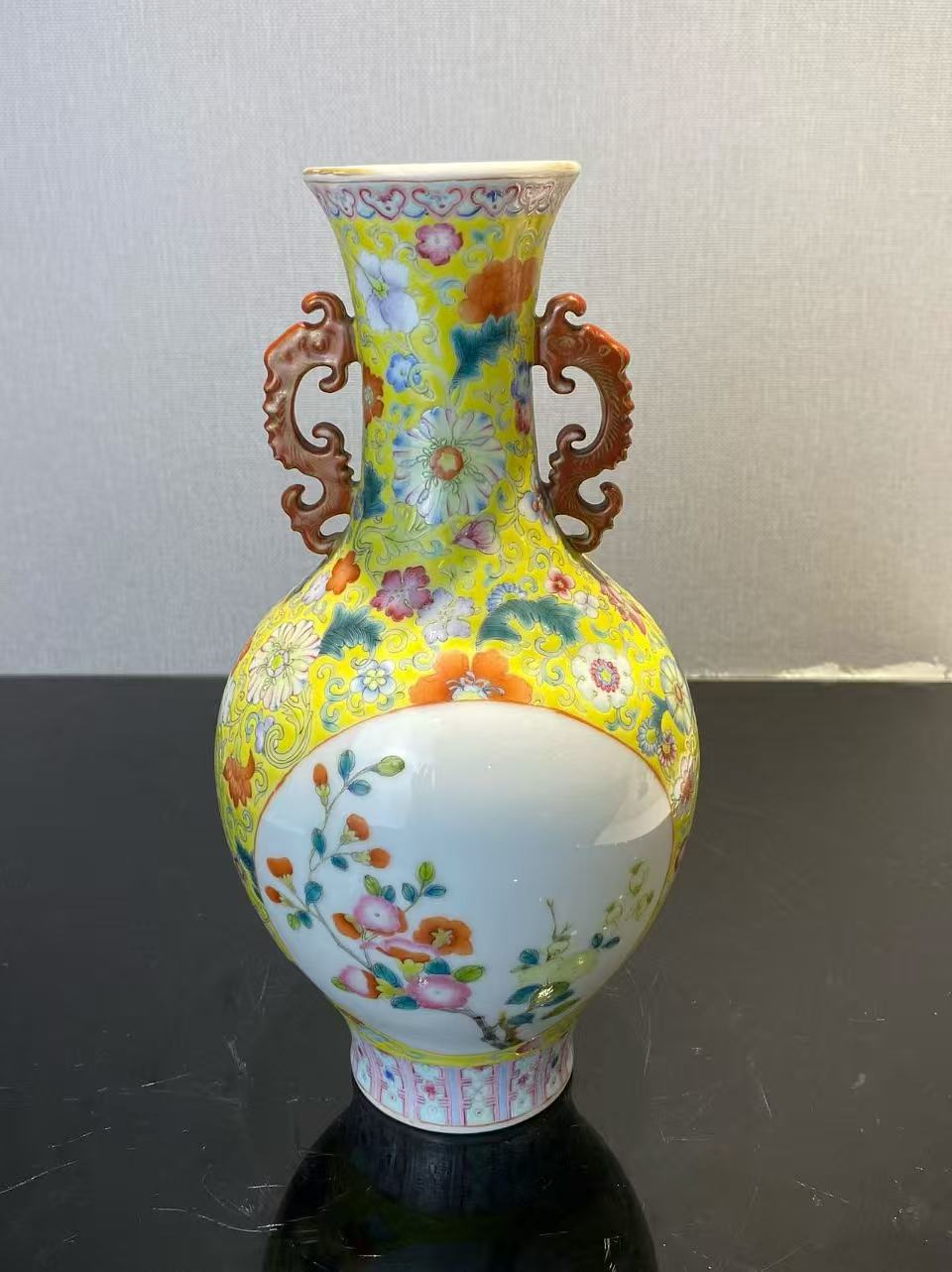 黄地洋彩开光花卉豌豆纹双龙耳瓶 款：乐古堂制