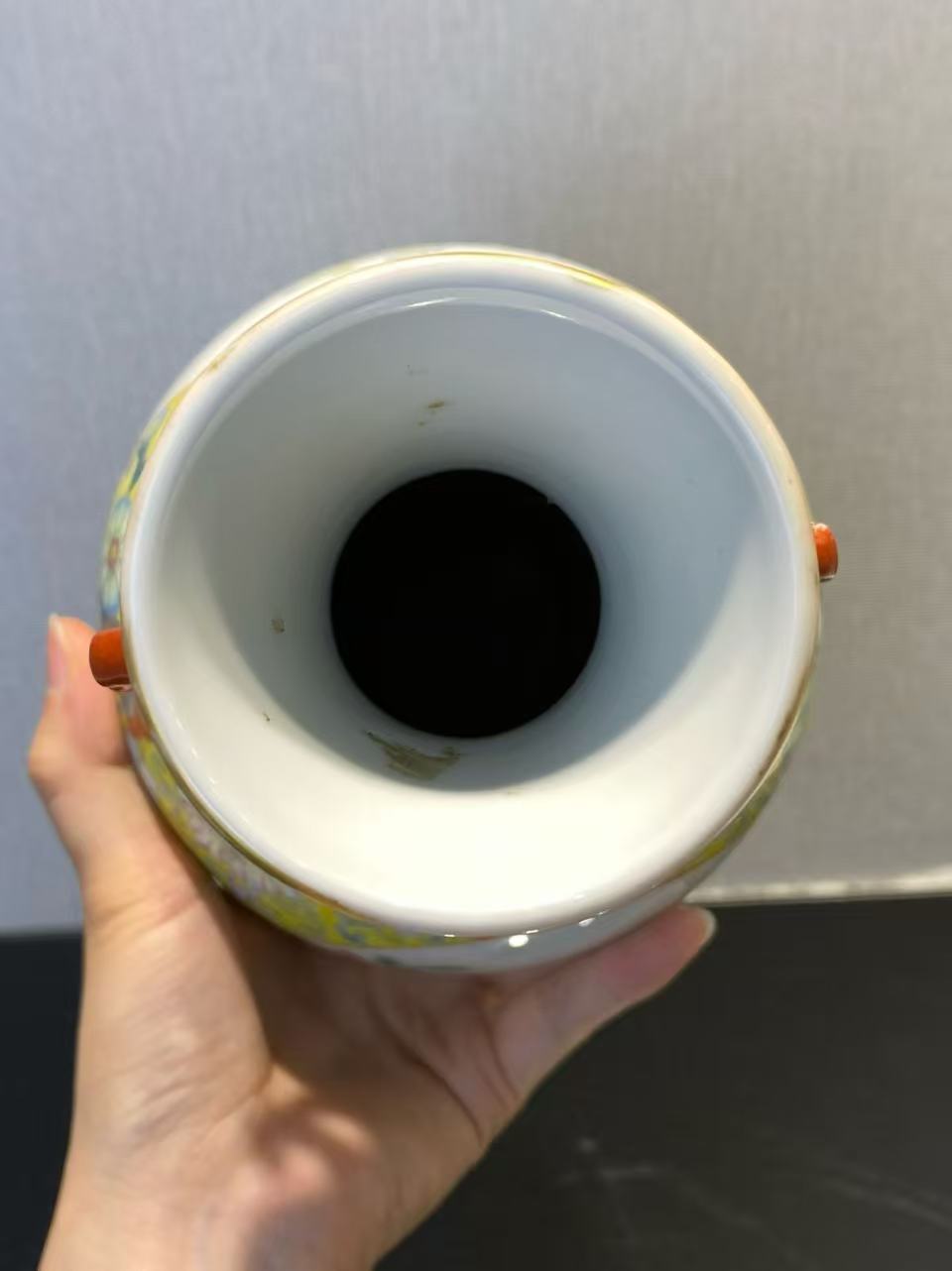 黄地洋彩开光花卉豌豆纹双龙耳瓶 款：乐古堂制