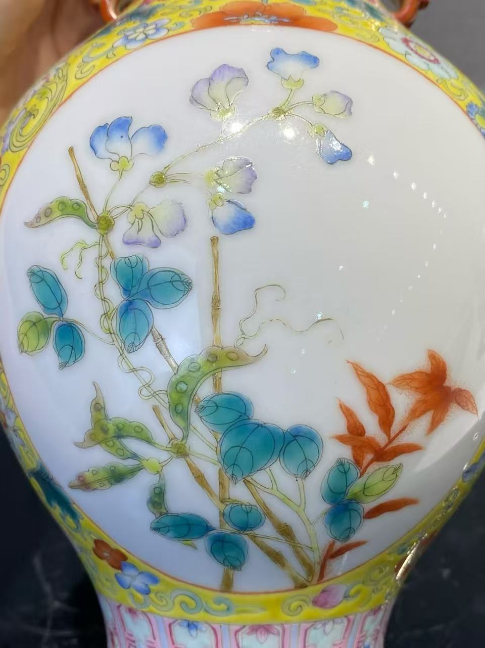 黄地洋彩开光花卉豌豆纹双龙耳瓶 款：乐古堂制