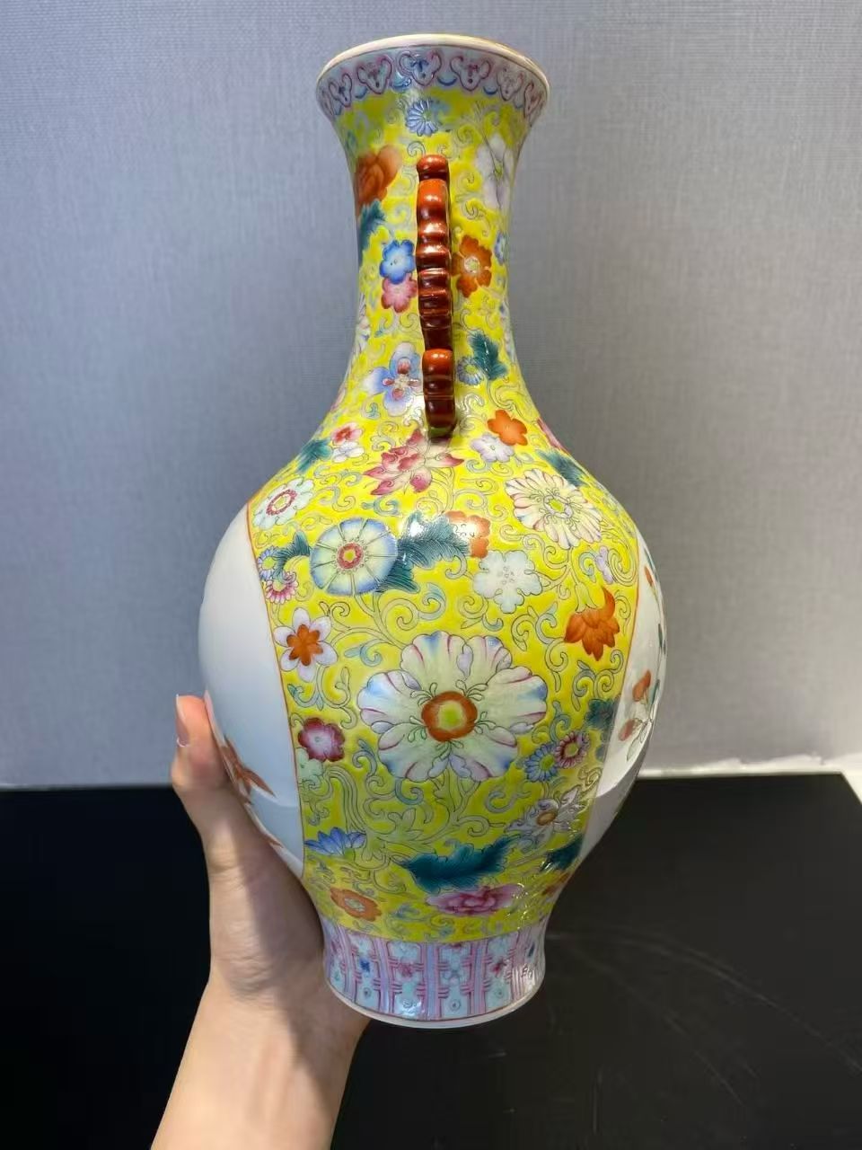 黄地洋彩开光花卉豌豆纹双龙耳瓶 款：乐古堂制