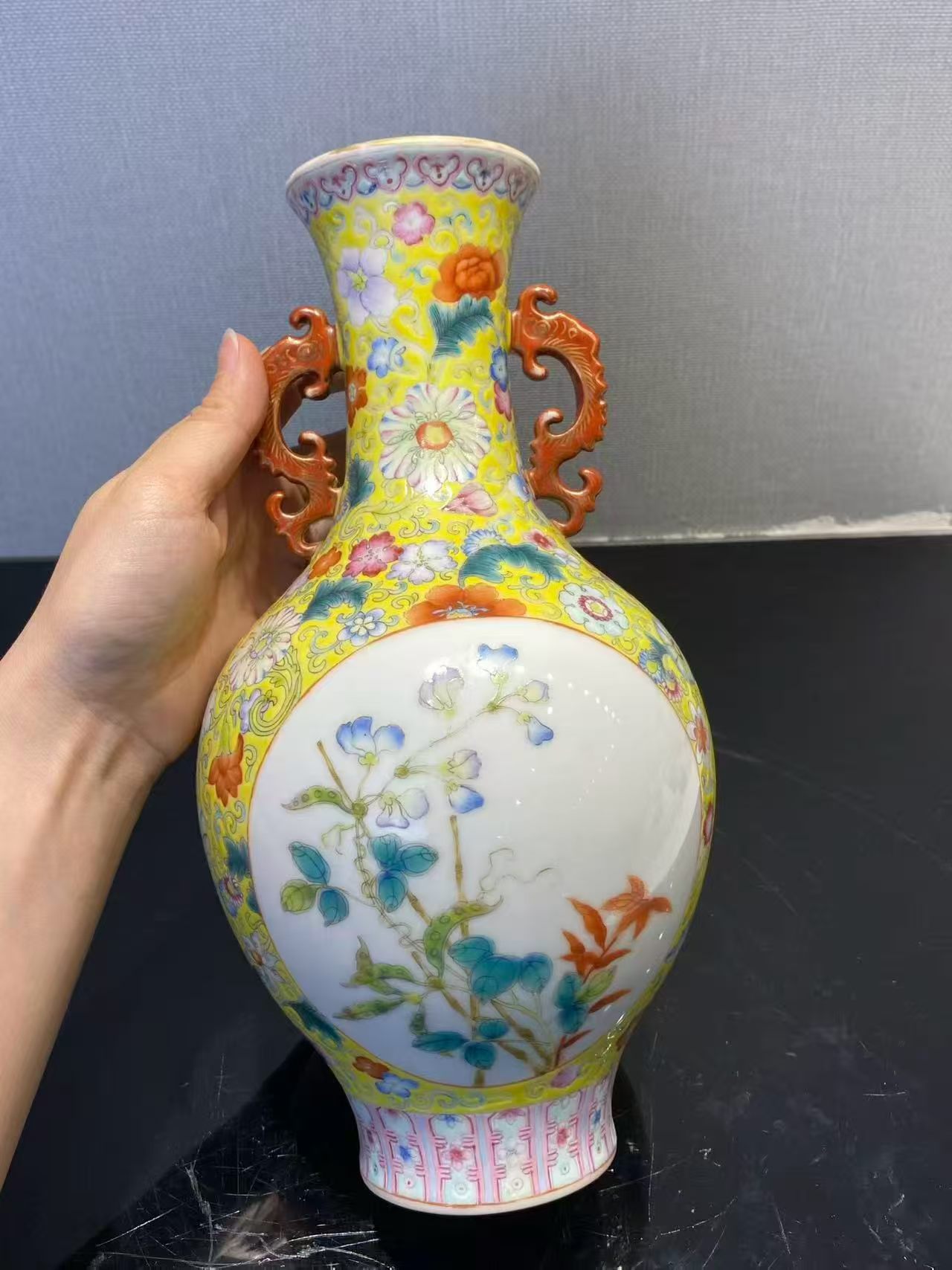 黄地洋彩开光花卉豌豆纹双龙耳瓶 款：乐古堂制