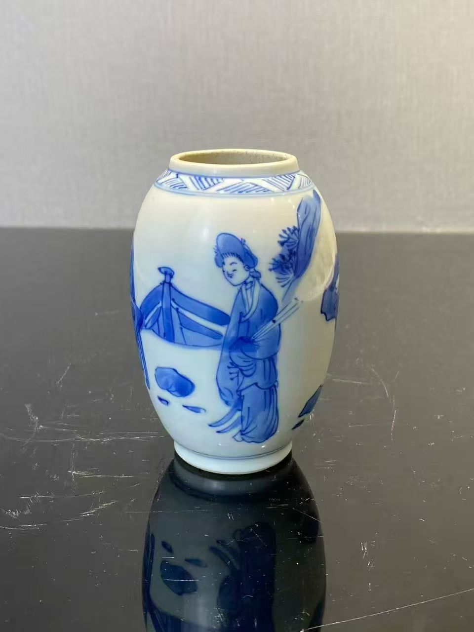 青花仕女对弈图小罐