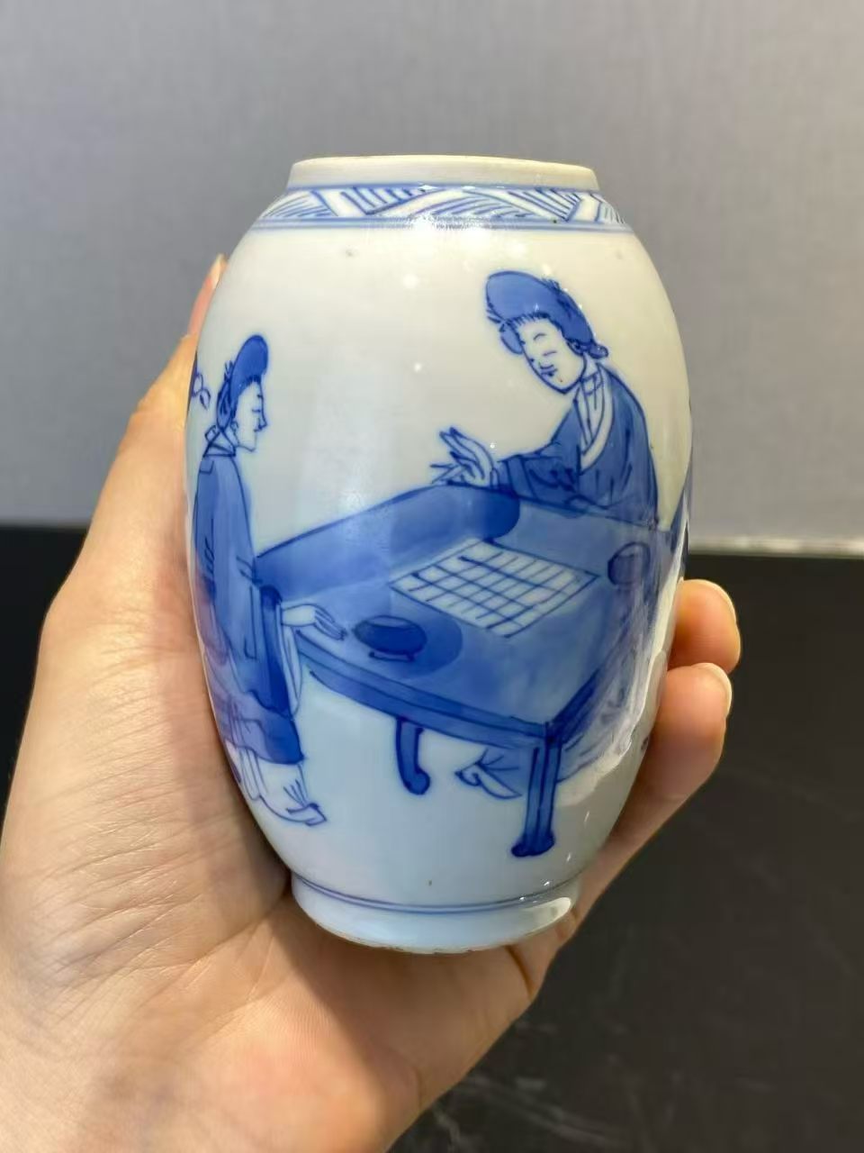 青花仕女对弈图小罐
