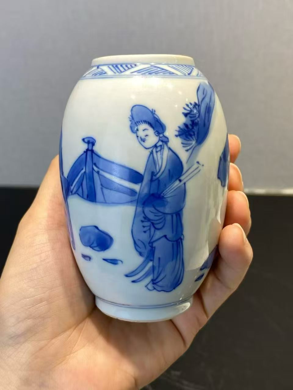 青花仕女对弈图小罐