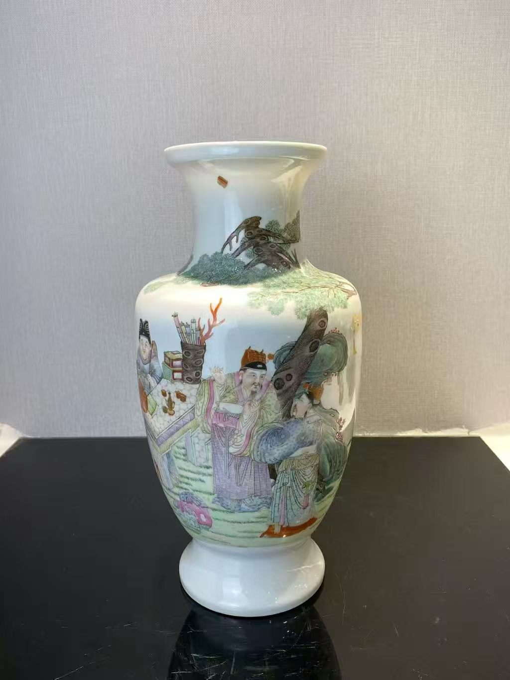 粉彩人物故事广口瓶