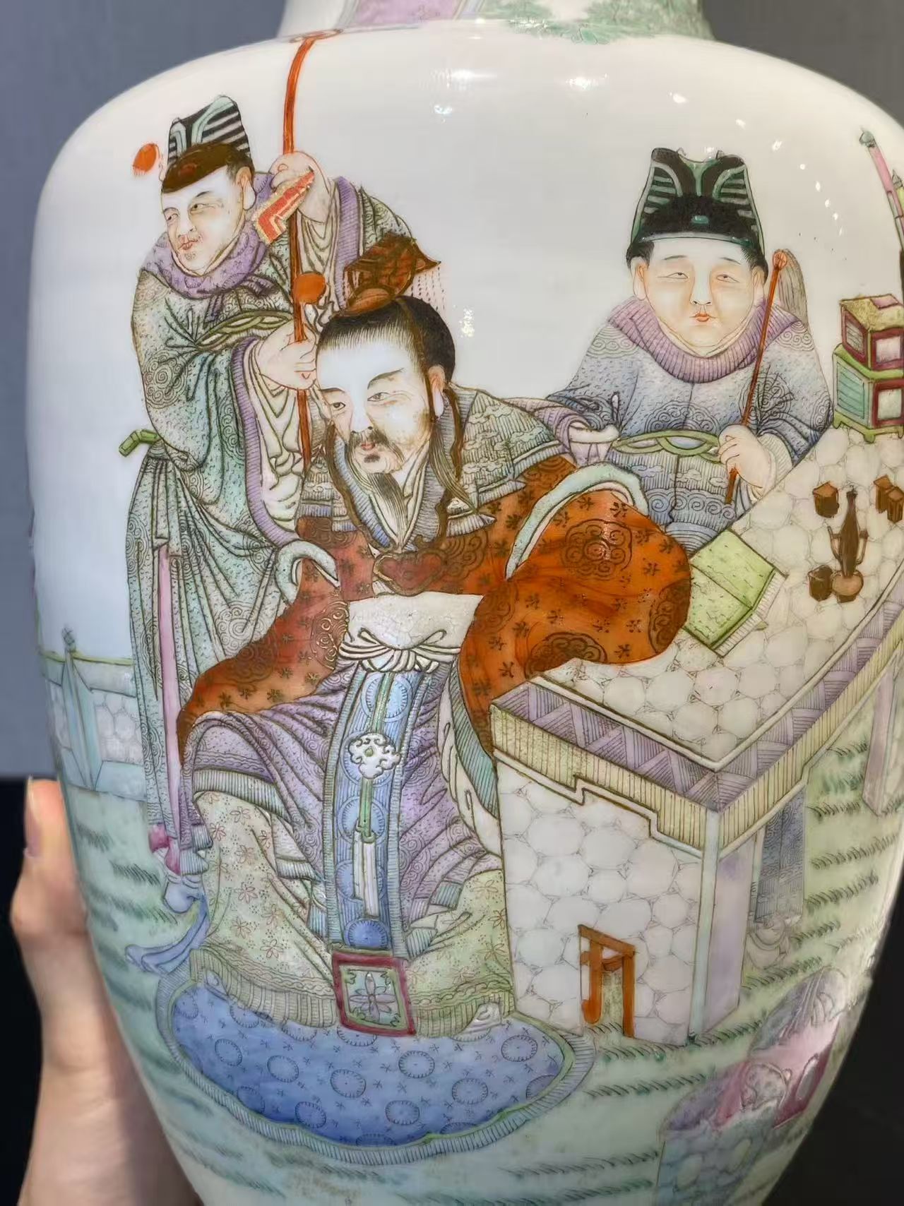 粉彩人物故事广口瓶