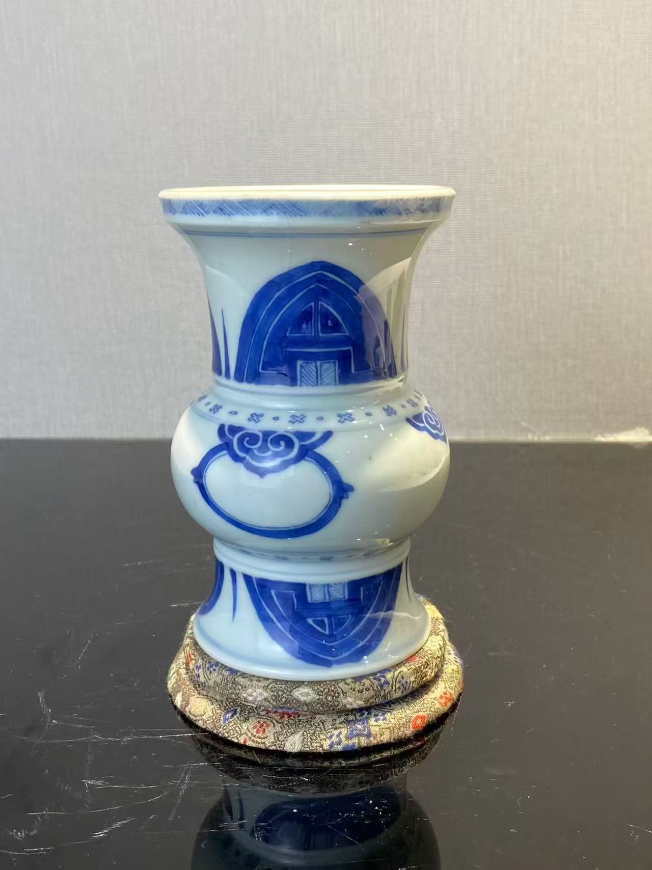 青花芭蕉叶纹花觚（带布座）