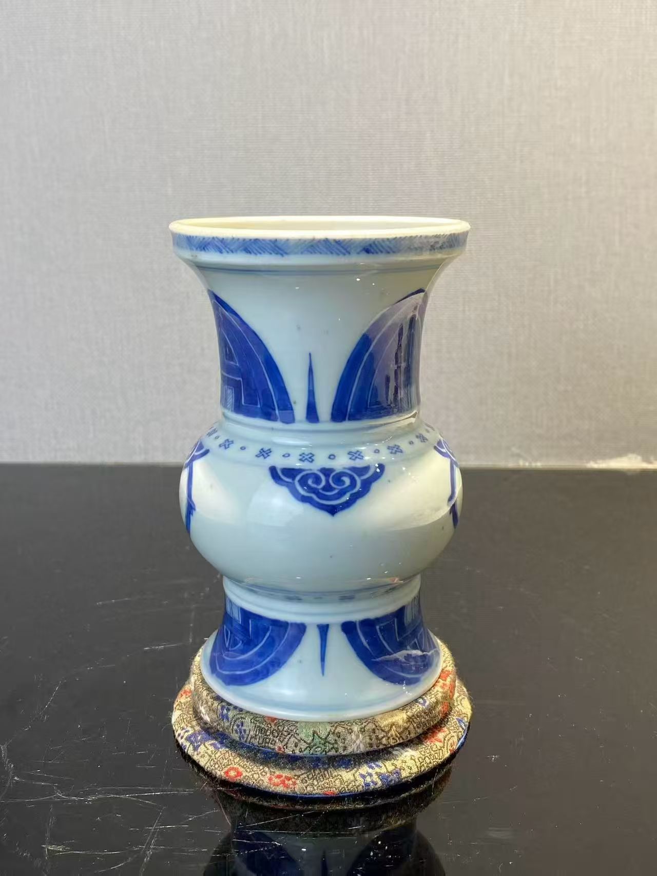 青花芭蕉叶纹花觚（带布座）