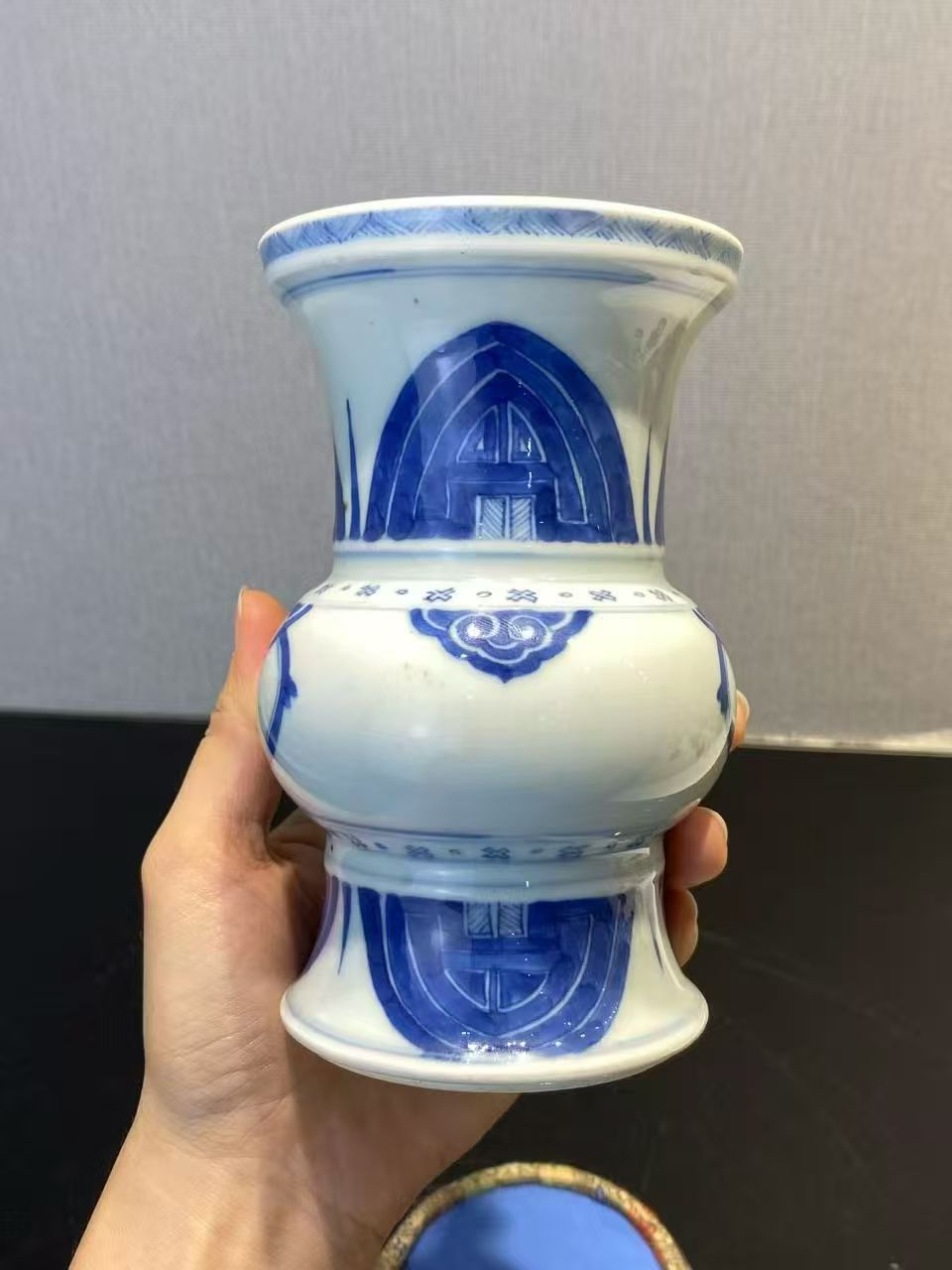 青花芭蕉叶纹花觚（带布座）