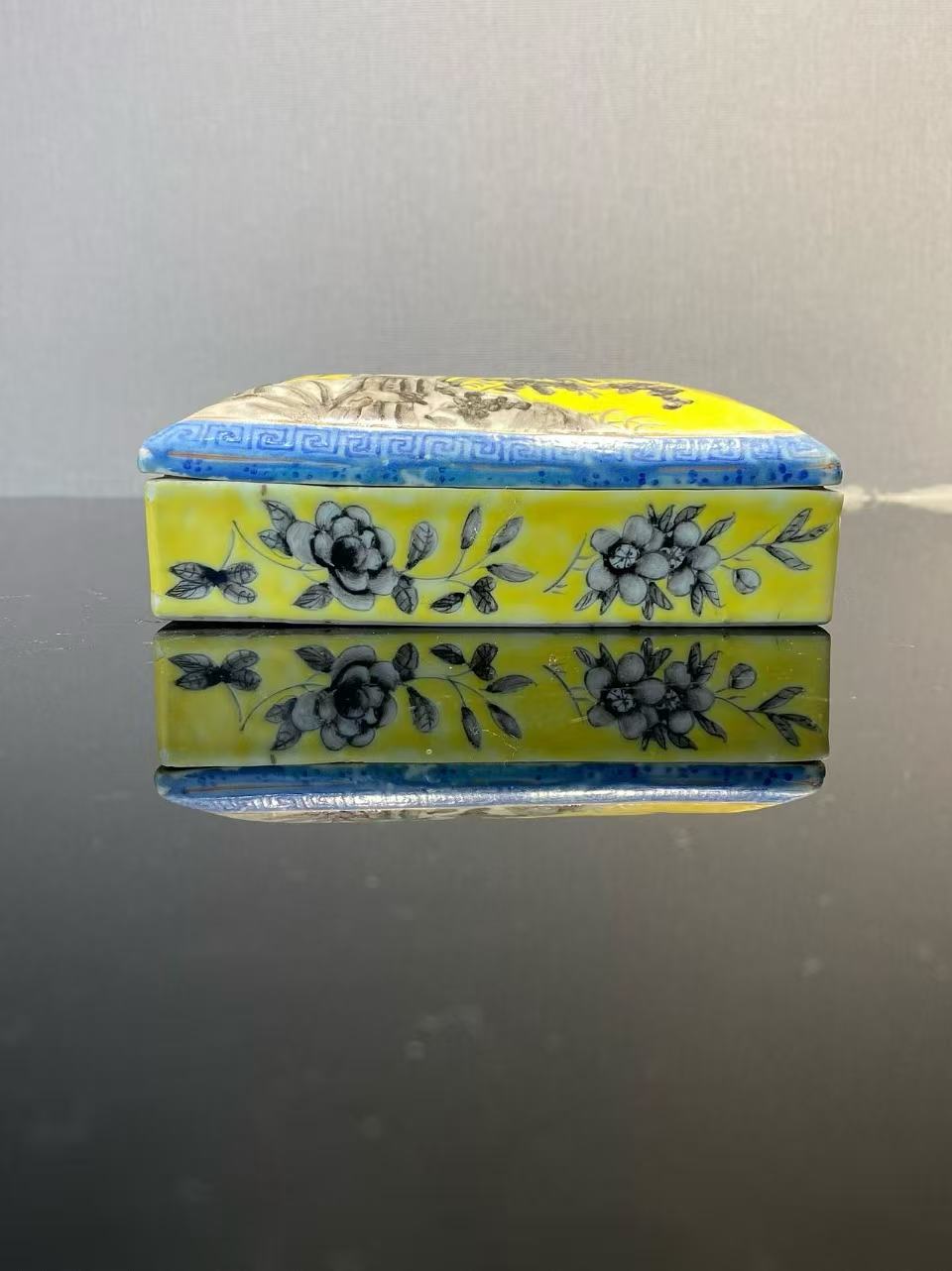 黄地墨彩花卉纹雅斋风格文具盒