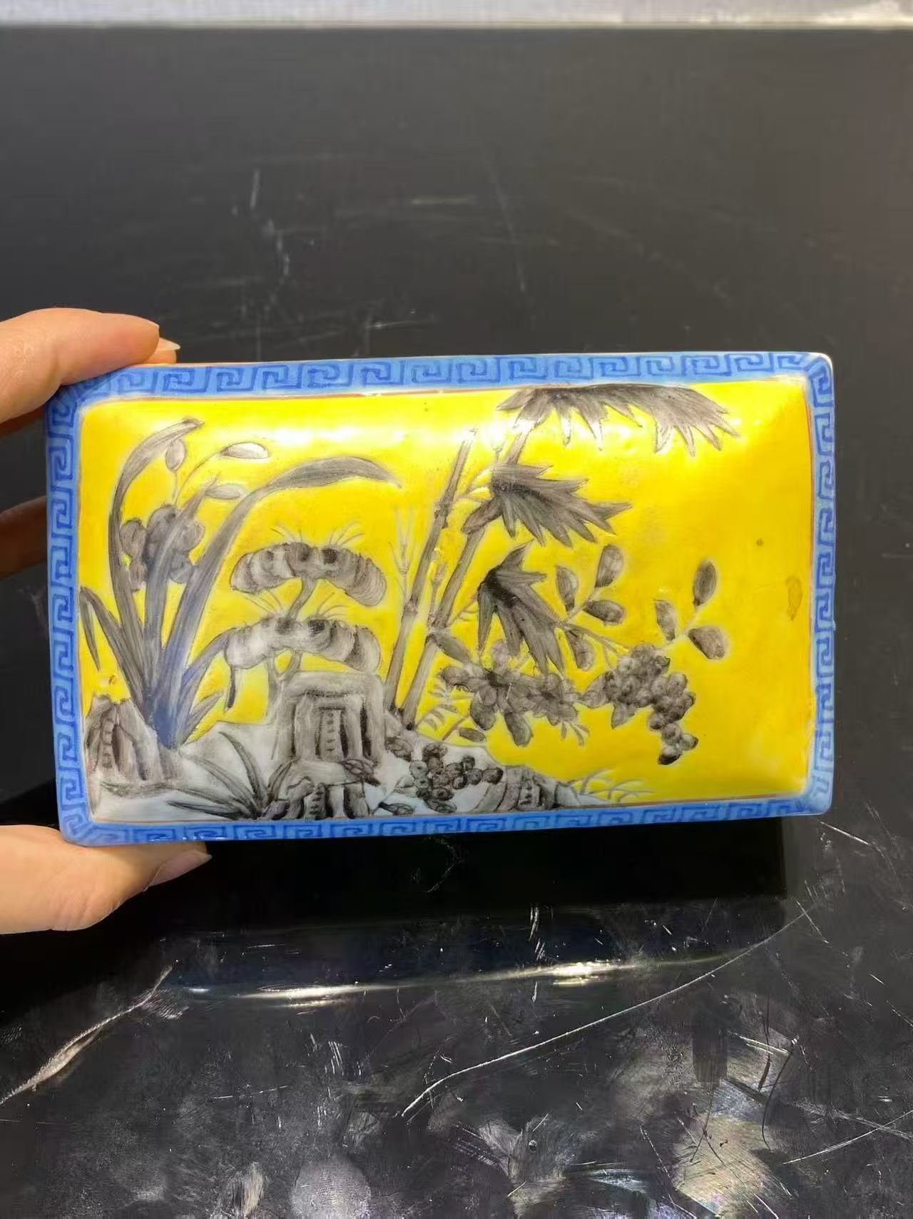 黄地墨彩花卉纹雅斋风格文具盒