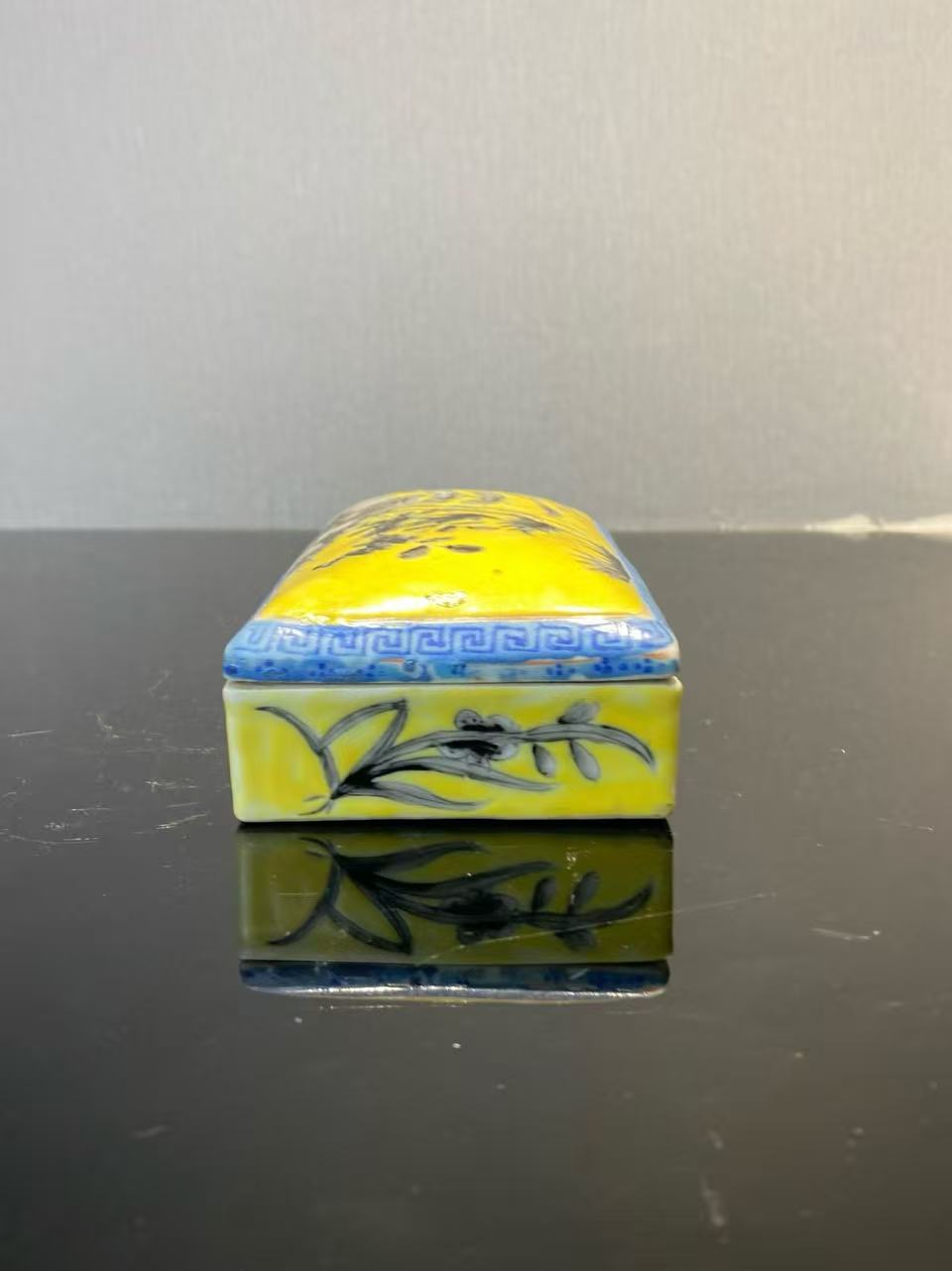 黄地墨彩花卉纹雅斋风格文具盒
