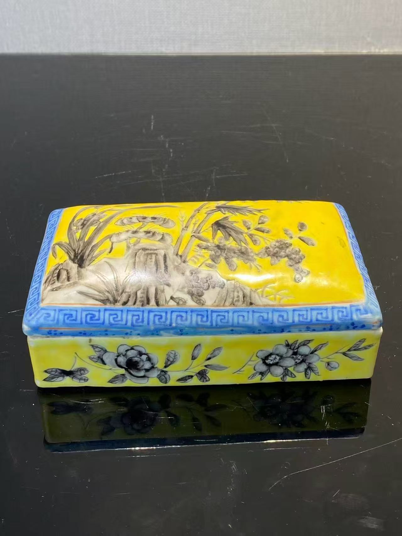 黄地墨彩花卉纹雅斋风格文具盒