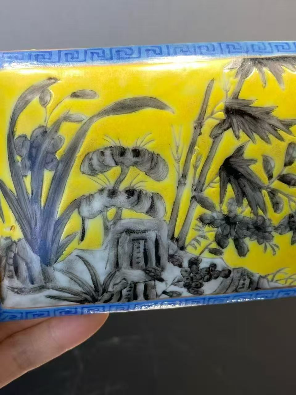 黄地墨彩花卉纹雅斋风格文具盒