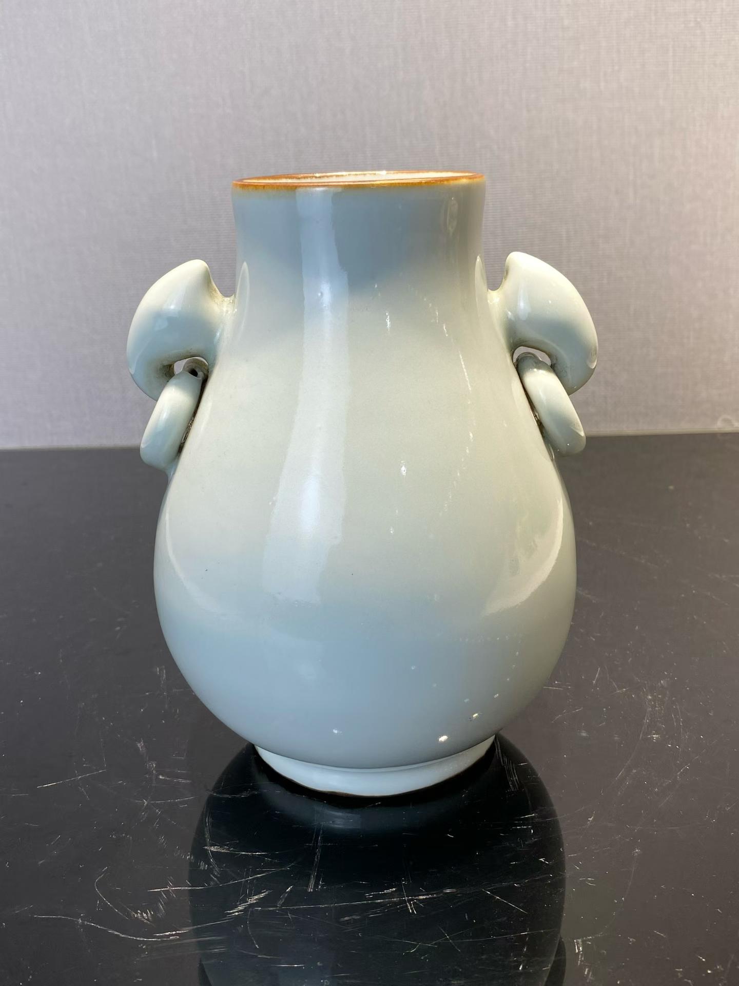 粉青釉鸠耳尊 款：大清乾隆年制