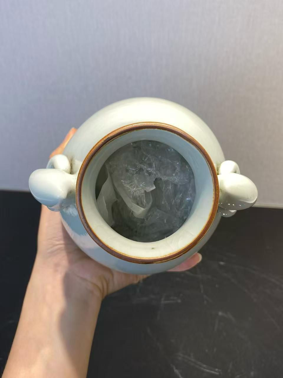 粉青釉鸠耳尊 款：大清乾隆年制