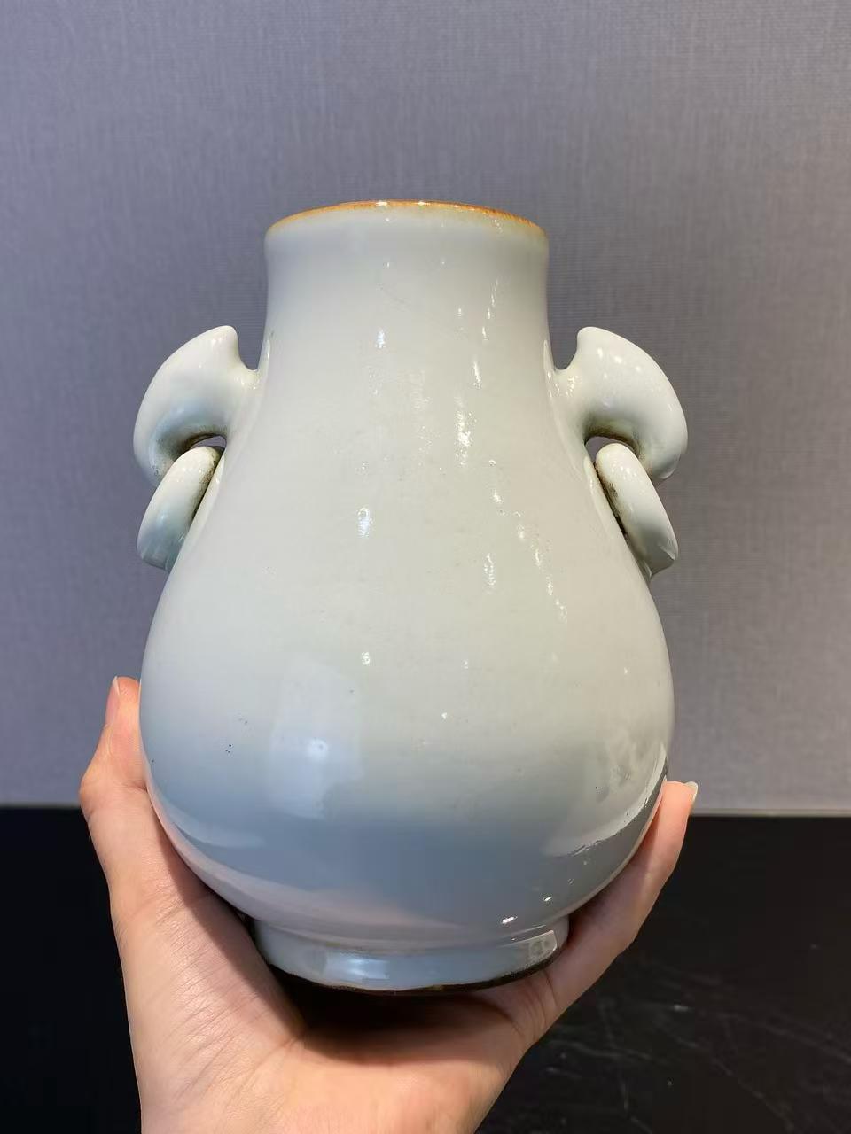 粉青釉鸠耳尊 款：大清乾隆年制