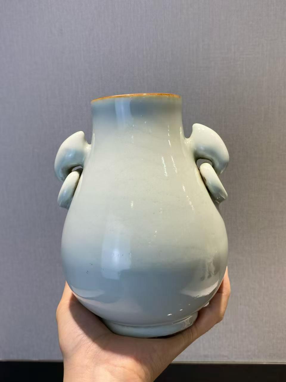 粉青釉鸠耳尊 款：大清乾隆年制