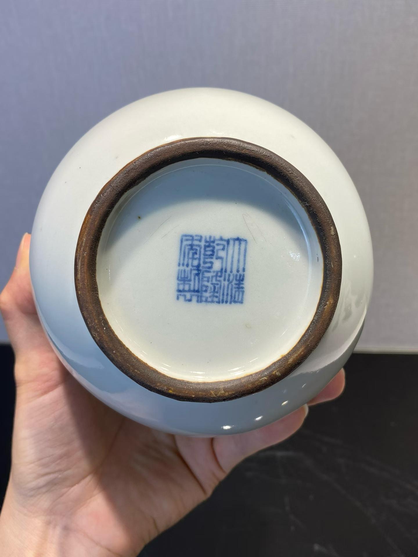 粉青釉鸠耳尊 款：大清乾隆年制