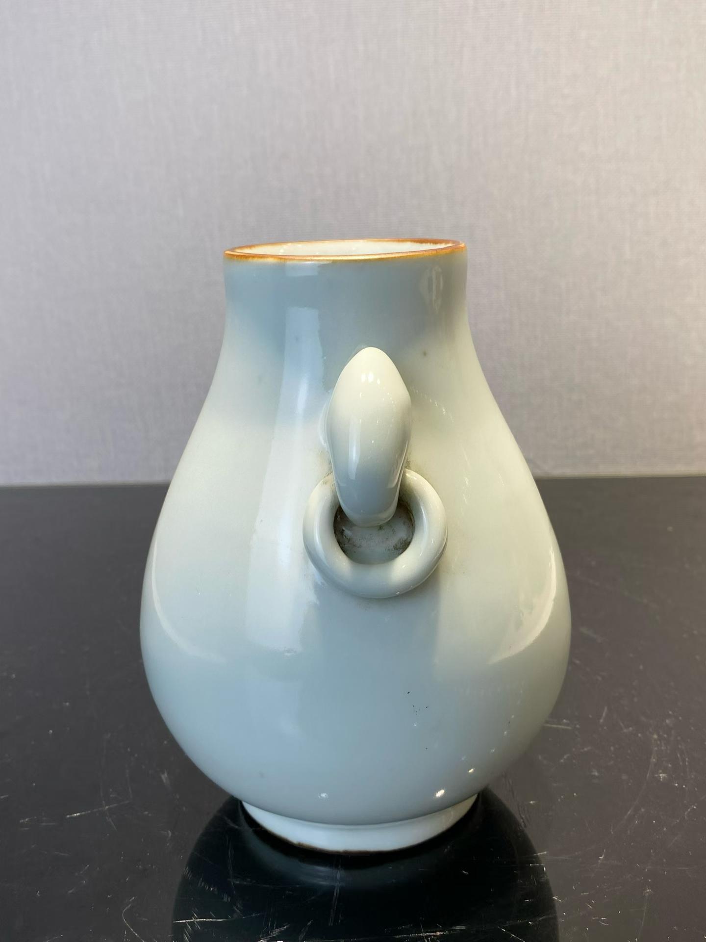 粉青釉鸠耳尊 款：大清乾隆年制