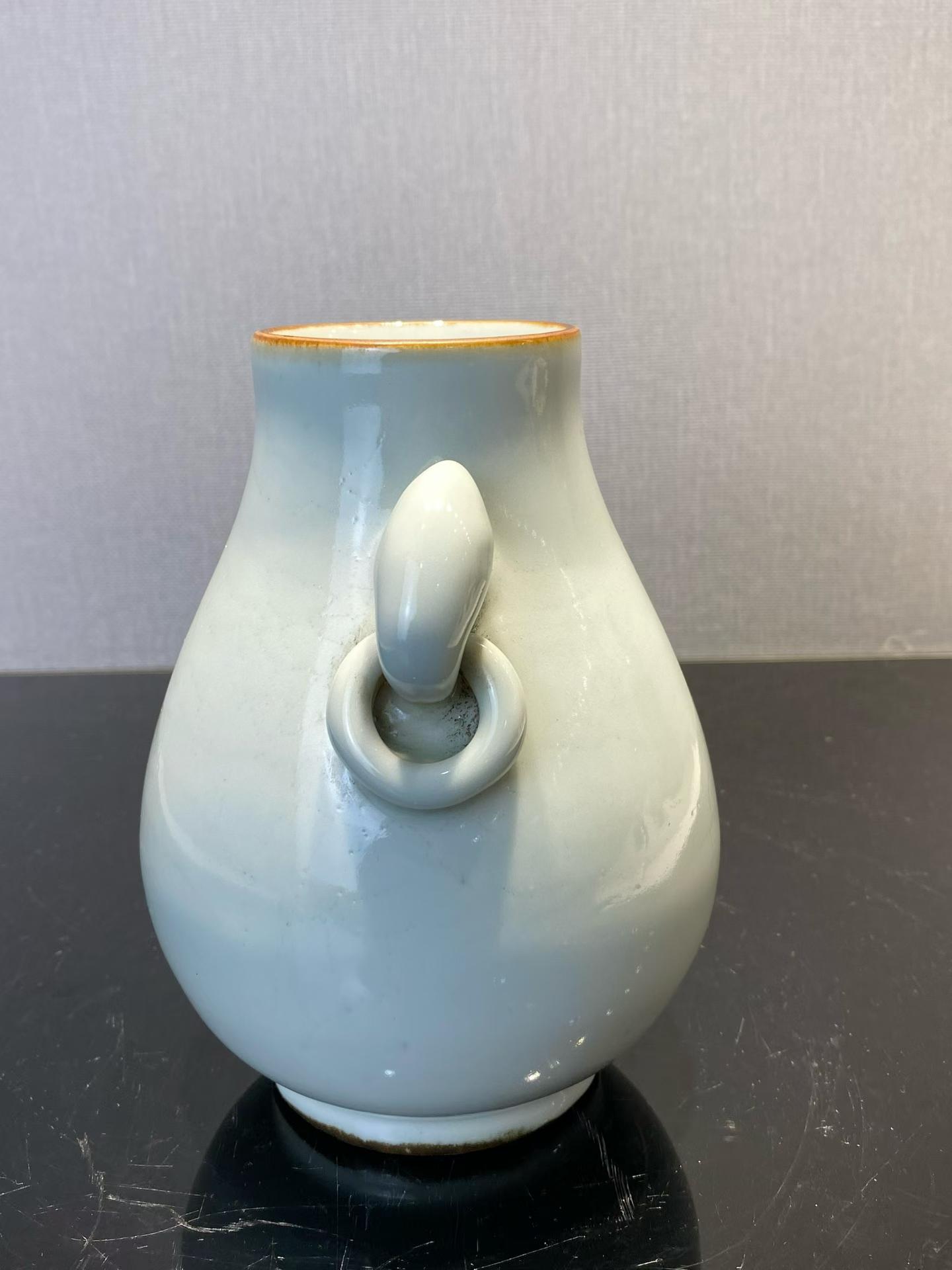 粉青釉鸠耳尊 款：大清乾隆年制