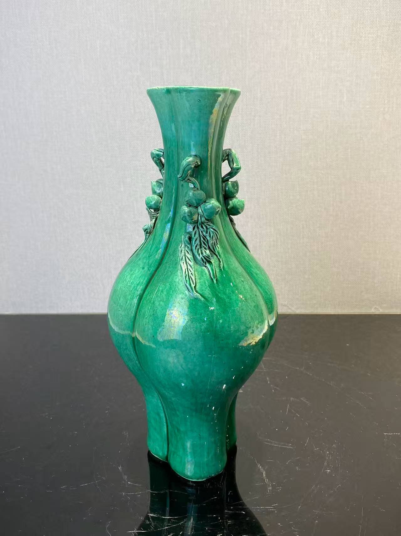 瓜皮绿釉寿桃耳三联瓶