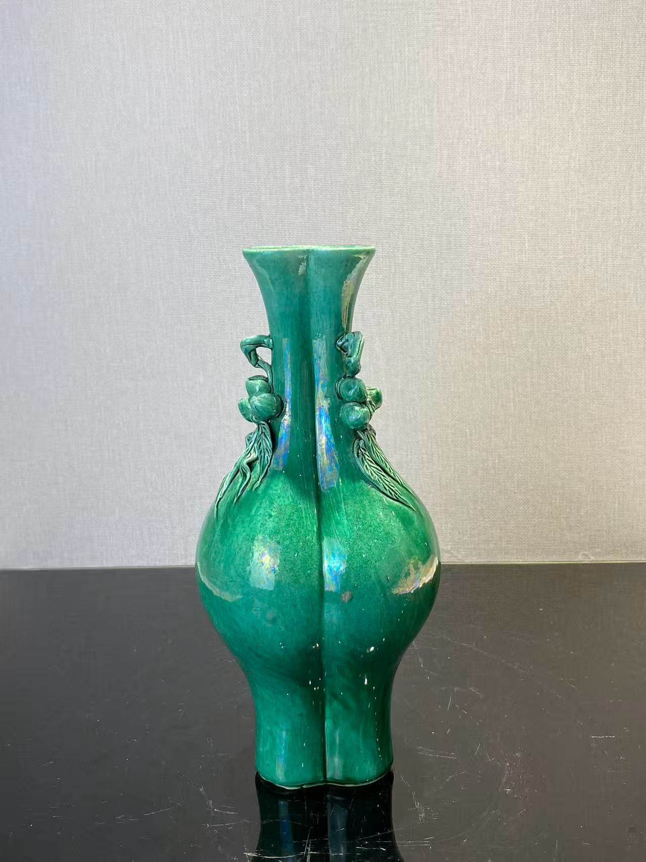 瓜皮绿釉寿桃耳三联瓶