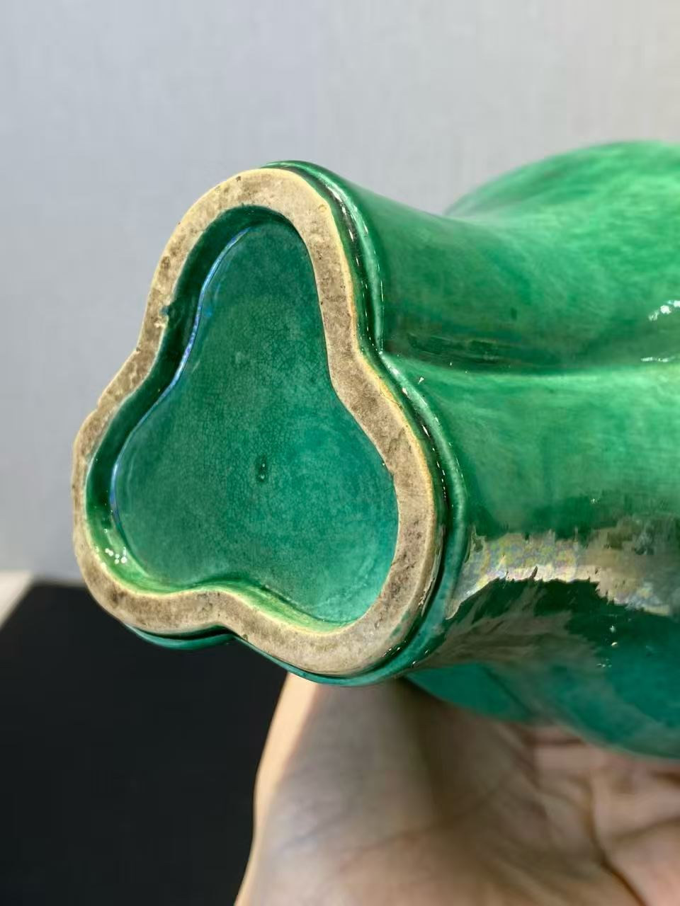 瓜皮绿釉寿桃耳三联瓶