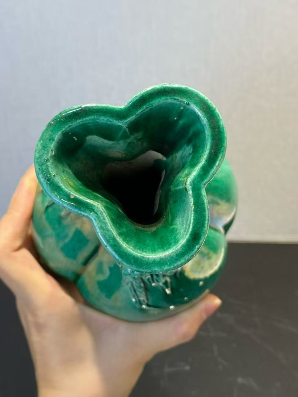 瓜皮绿釉寿桃耳三联瓶