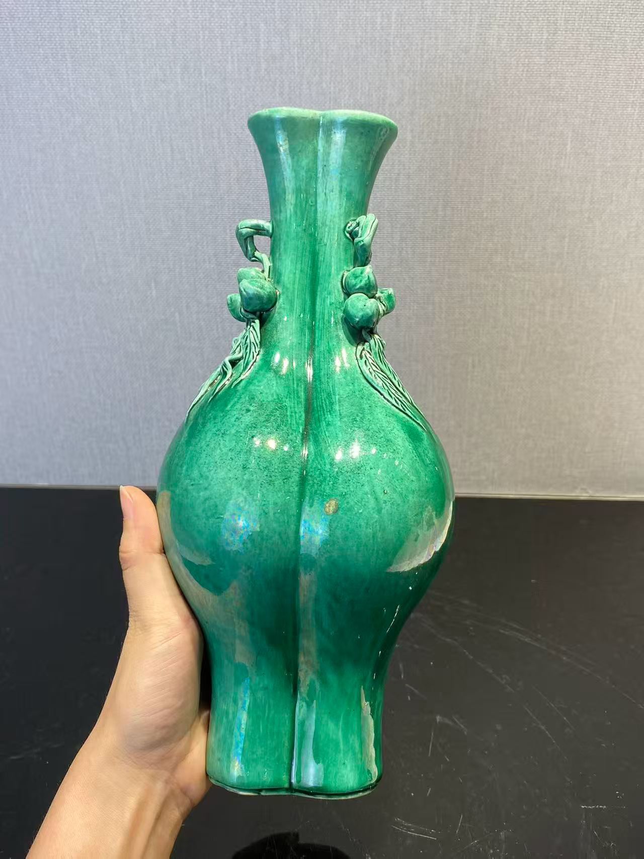 瓜皮绿釉寿桃耳三联瓶