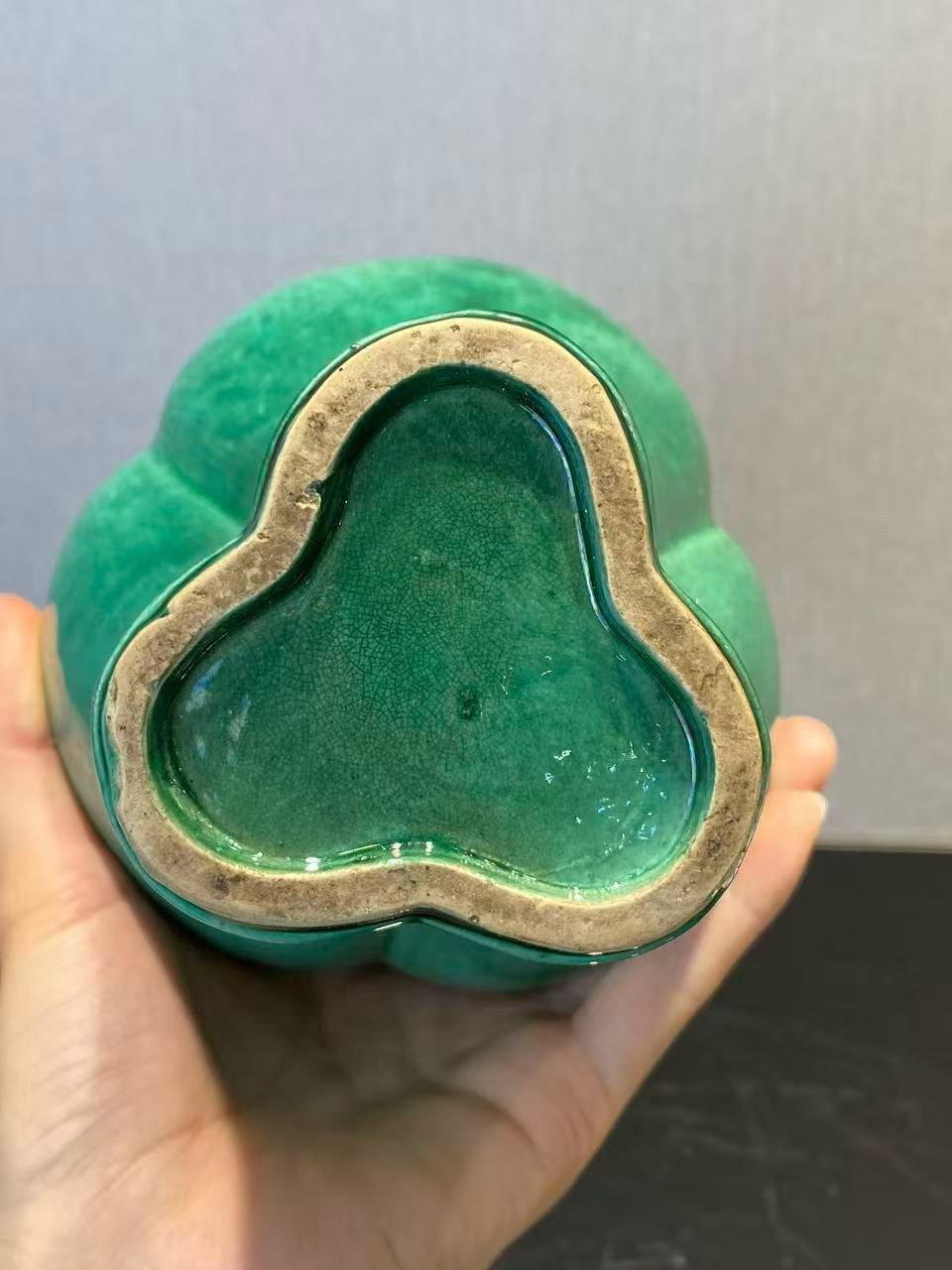 瓜皮绿釉寿桃耳三联瓶