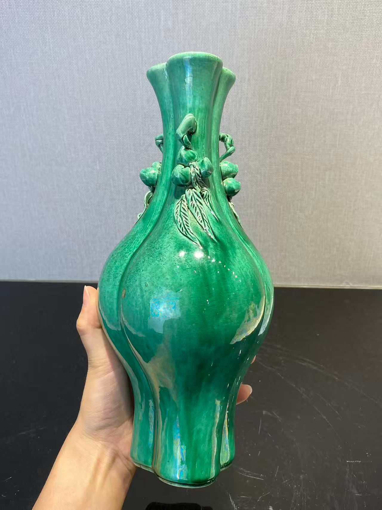 瓜皮绿釉寿桃耳三联瓶