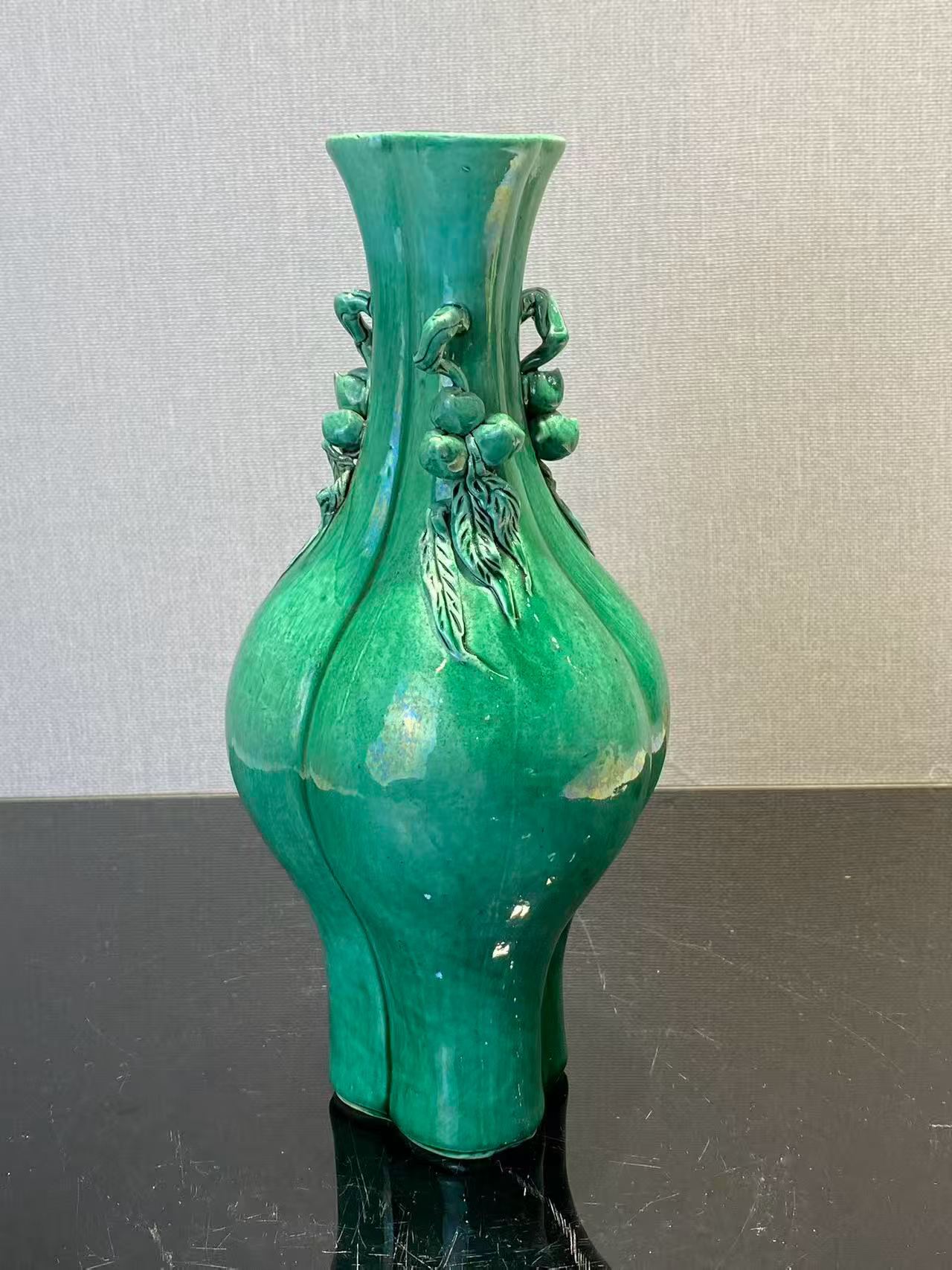 瓜皮绿釉寿桃耳三联瓶